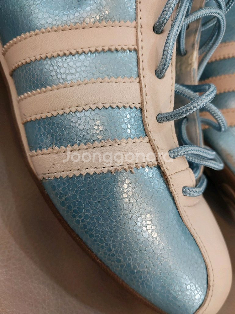 아디다스 산토스 하이 여성용 235mm 부츠입니다. 택포 18만원--1