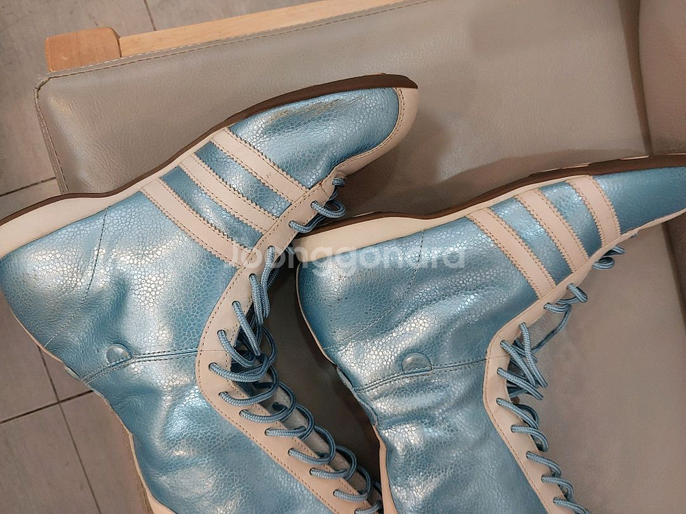 아디다스 산토스 하이 여성용 235mm 부츠입니다. 택포 18만원--3