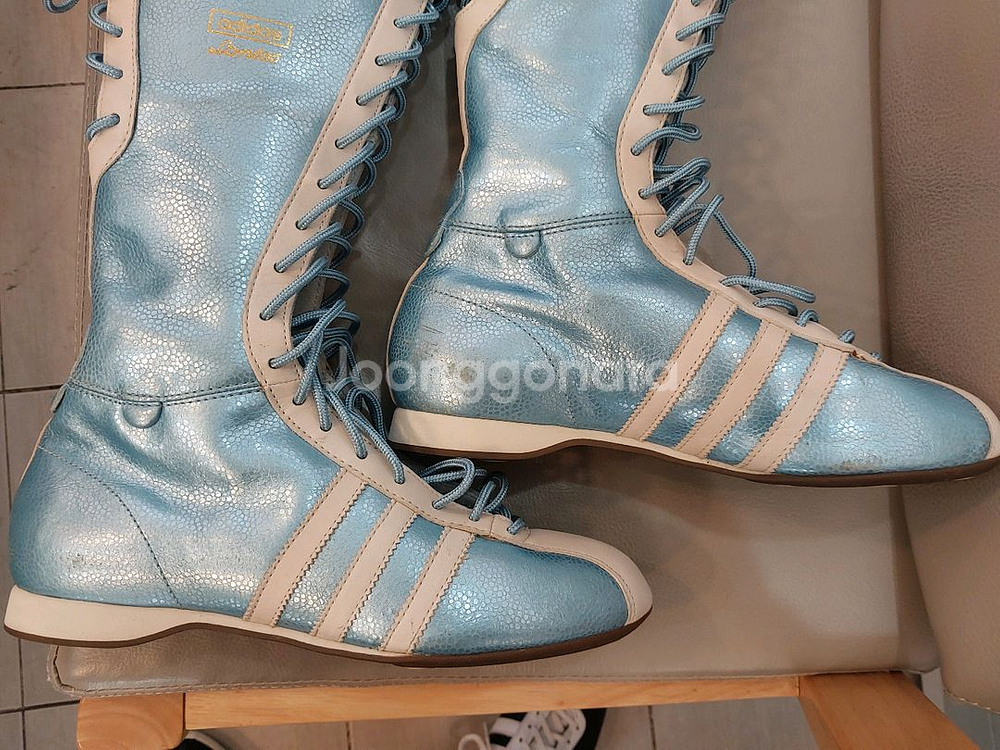 아디다스 산토스 하이 여성용 235mm 부츠입니다. 택포 18만원--4