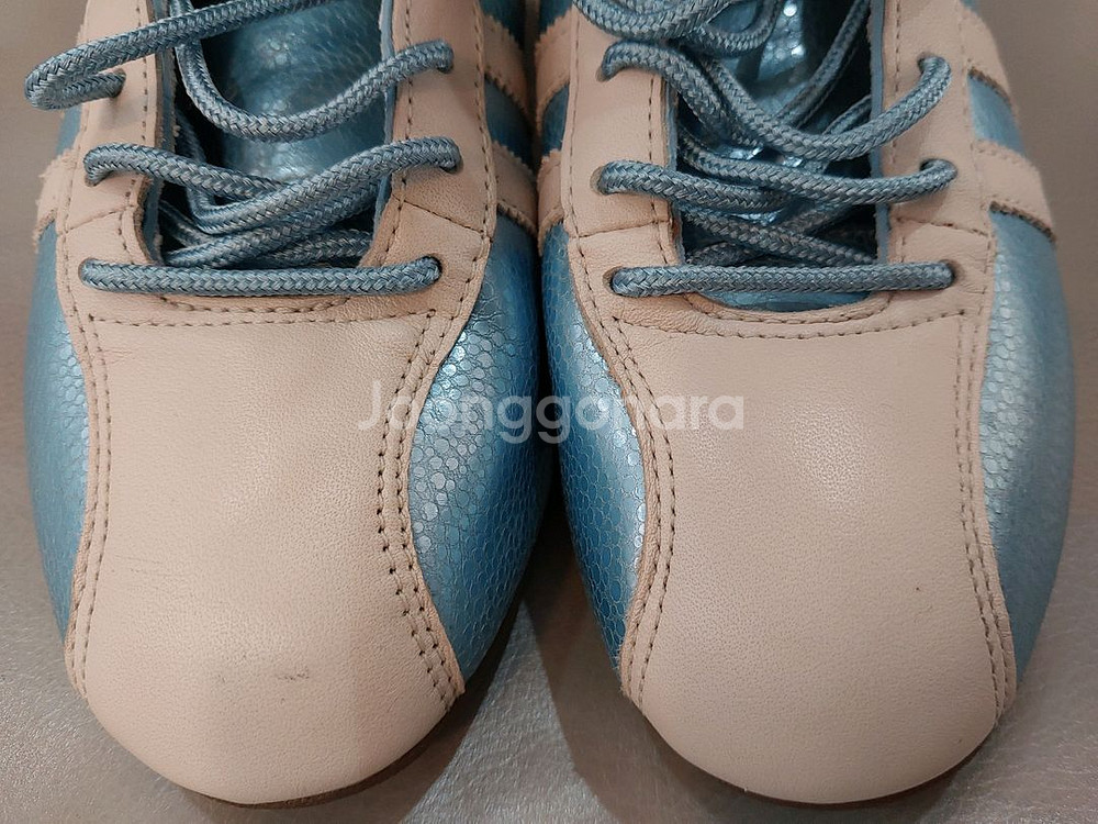 아디다스 산토스 하이 여성용 235mm 부츠입니다. 택포 18만원--8