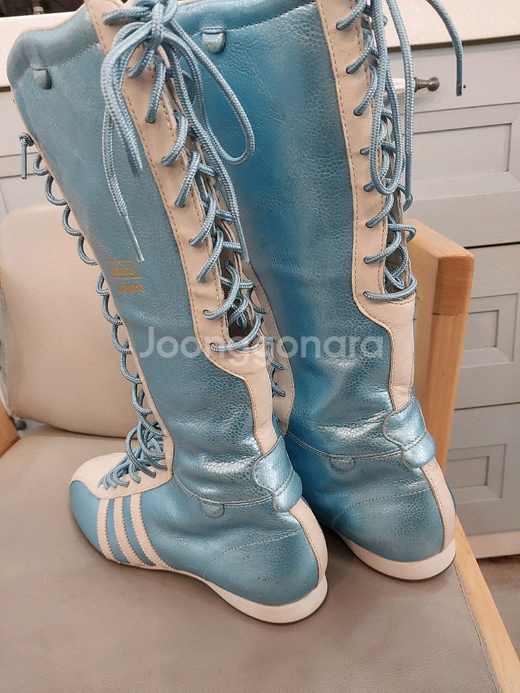 아디다스 산토스 하이 여성용 235mm 부츠입니다. 택포 18만원--9