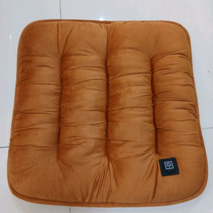 갈색 가열 의자 방석. 자동차. 차량용 USB 범용 패드