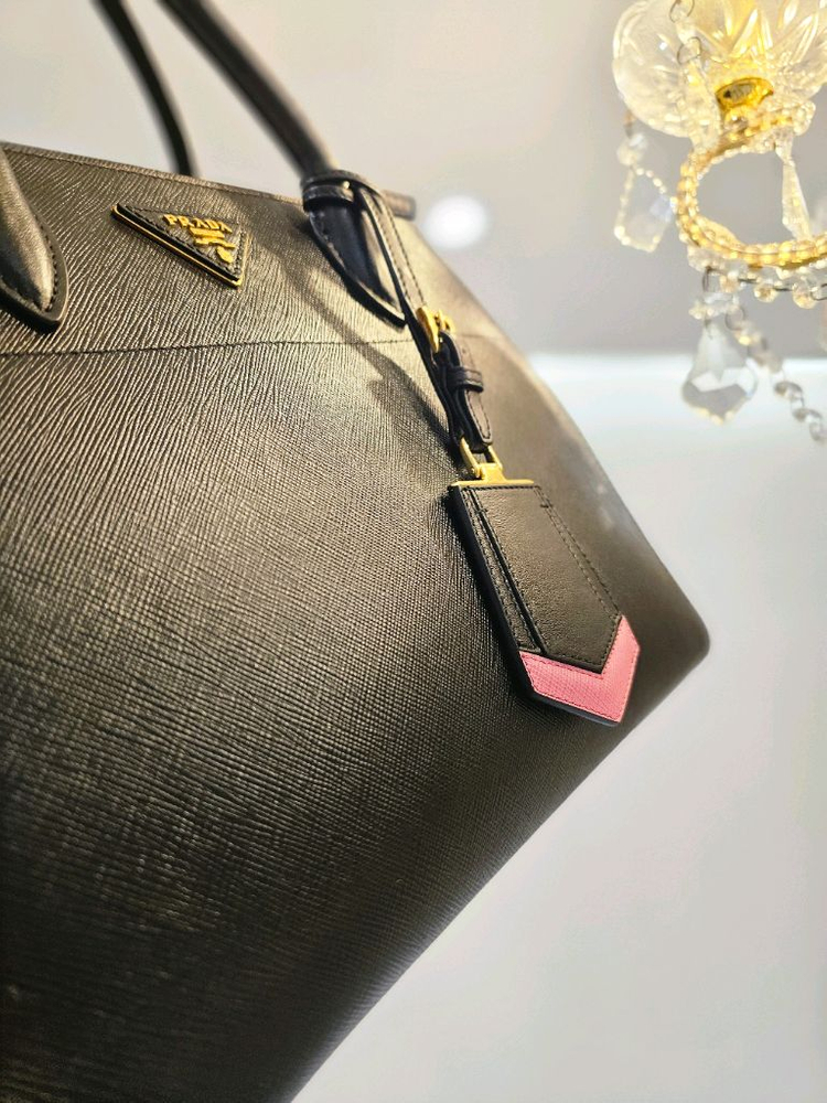 프라다 사피아노 페러다임 토트백 겸 숄더백 블랙 금장--3