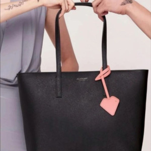 대학생 가방 추천!! 질스튜어트 가방 질스튜어트 악세서리 블랙 가죽 하트 장식 쇼퍼형 숄더백