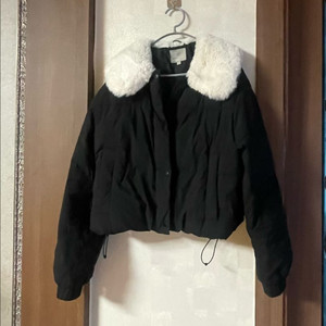 스파오 퍼 카라 크롭 패딩 점퍼