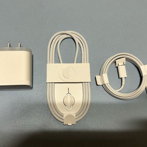 애플 정품 돼지코110볼트 어댑터 및 c to c 또는 c to 라이트닝 케이블케이블은 c to c 또는 라이트닝