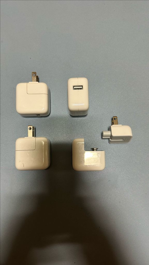 애플 정품 돼지코110볼트 어댑터 여행 가시는분 필요하시면 쓰시면 됩니다(일본,동남아)새상품인데 박스보관했던 묵은때--0