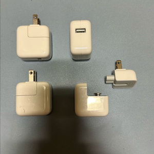 애플 정품 돼지코110볼트 어댑터 여행 가시는분 필요하시면 쓰시면 됩니다(일본,동남아)새상품인데 박스보관했던 묵은때