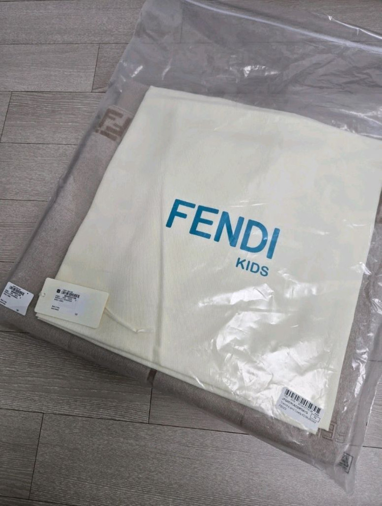 새상품 펜디 키즈 케이프 베이지 4--1