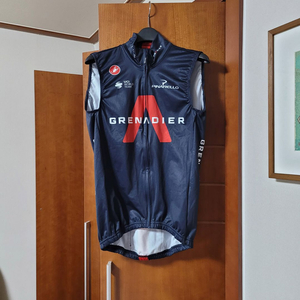 카스텔리 이네오스 그레내디어 프로 윈드 베스트 2종