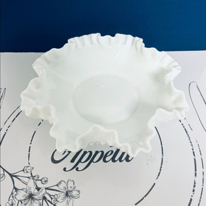 1970년대 미국 팬톤(Fenton) 밀크글라스 주름 장식 볼 이미지