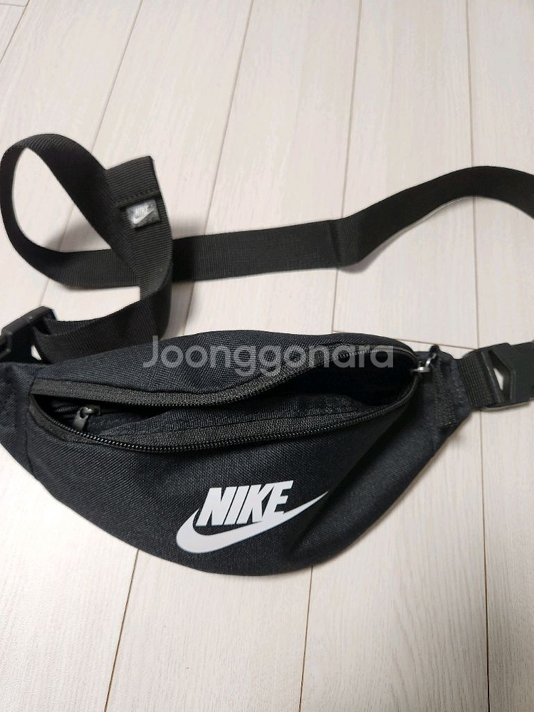 새상품급(미사용)나이키 스몰 헤리티지 웨이스트팩크로스백 및 힙색으로 다용도 사용가능해요여러 중고사이트에도 같이 판매--3