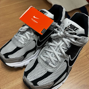 나이키 줌보메로5 메탈릭실버블랙 260 새상품 팜