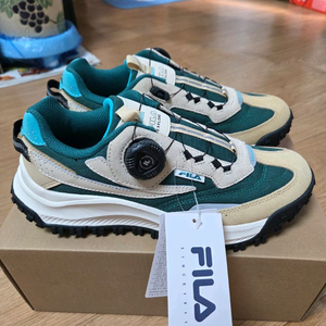 새상품)휠라 여성 다이얼 트래킹화 235.240