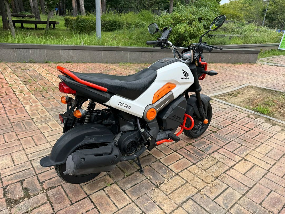 혼다 나비110 17년형 화이트차량 짧은키로수 팝니다--7