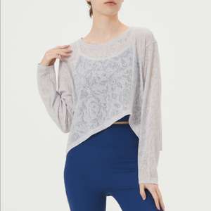 huit8 위뜨8 시스루 자카드 언발크롭 긴팔티 커버업