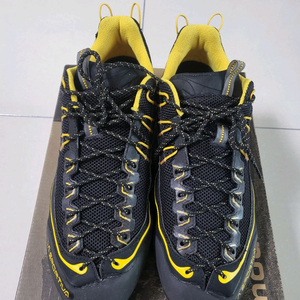 라스포르티바 트레킹화 280사이즈 판매합니다