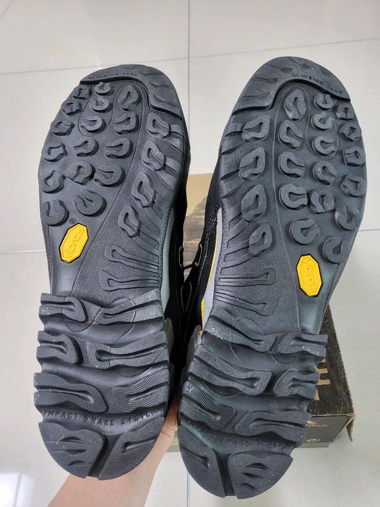 라스포르티바 트레킹화 280사이즈 판매합니다--2