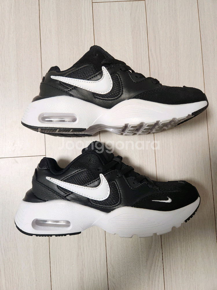 나이키 운동화 우먼스 에어맥스 퓨전 사이즈235바닥 오염만 있고 새거처럼 깨끗해요여러 중고사이트에도 같이 판매하고--6