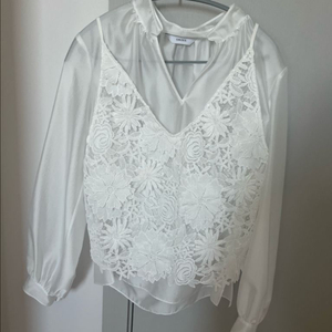 오브제 노치넥 블라우스 & 레이스 슬리브리스 탑(44)