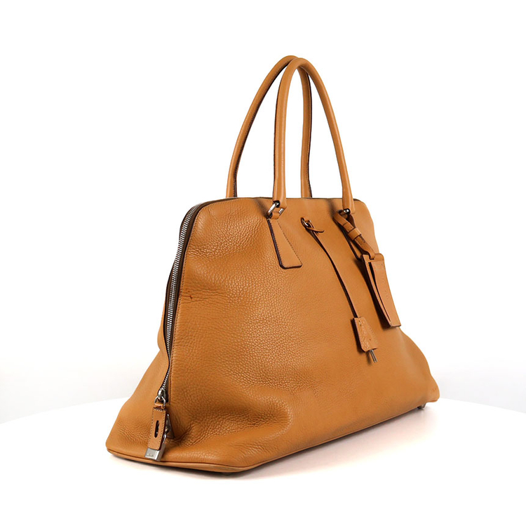 [중고명품다올] 프라다 사이드 삼각로고 가죽 돔 숄더백--1