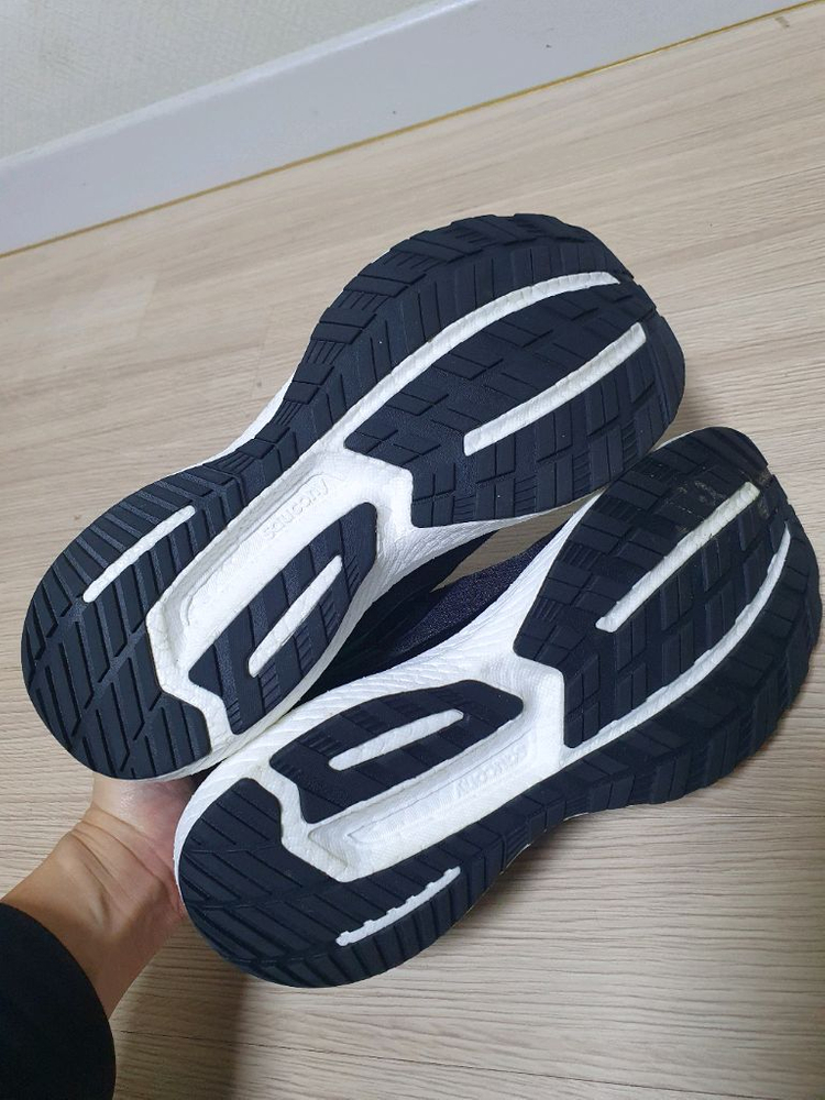 써코니 트라이엄프 러닝화 280 이미지