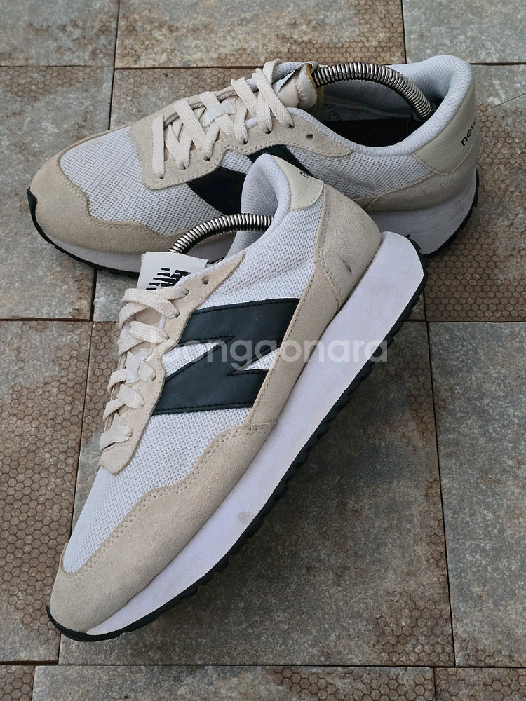 (250)뉴발란스 237 베이지 블랙 스니커즈 운동화--1