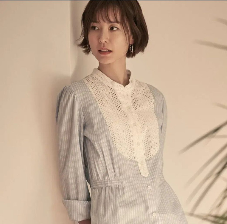 써스데이아일랜드 블라우스 단가라 스트라이프 지그재그 에이블리 봄 코디 빈티지 셔츠 레이스 리본 소녀 헨리넥 이미지