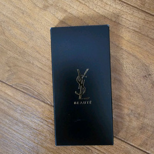 입생로랑 입술모양 거울 1개 새것