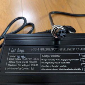 인모션 v12,v12ht,v12pro 급속충전기 100.8V 8A 새거 팝니다.