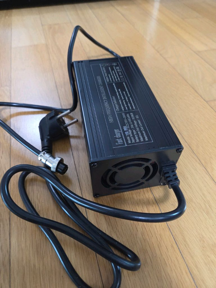 인모션 v12,v12ht,v12pro 급속충전기 100.8V 8A 새거 팝니다.--2