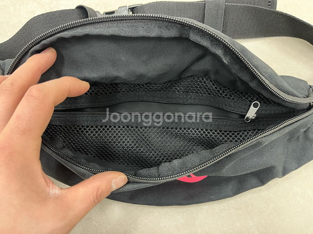 나이키 힙색가방 블랙앤핑크--2