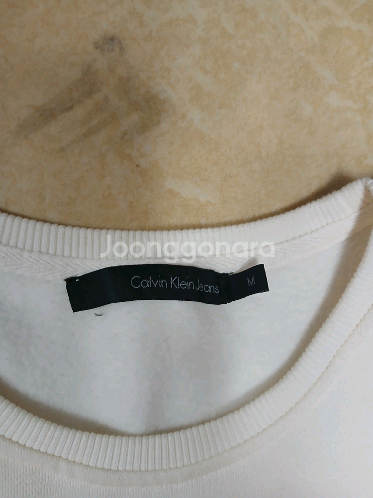 켈빈클라인 아이보리 기모 맨투맨 티 가슴단면 49정도--2