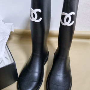 샤넬 레인부츠