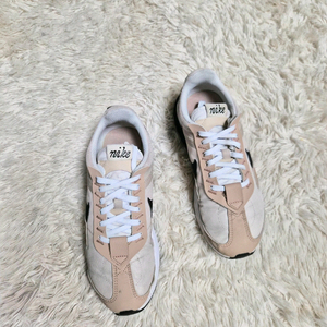 나이키 에어맥스 프리데이 베이지 235mm