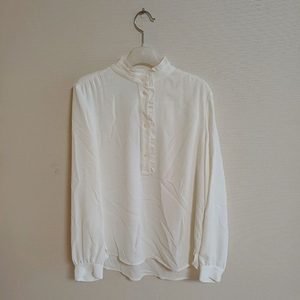 택달린 시스티나 아이보리 프릴 블라우스 3만원에 판매합니다