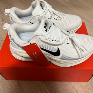 나이키 보메로 18 흰색 255mm 새상품