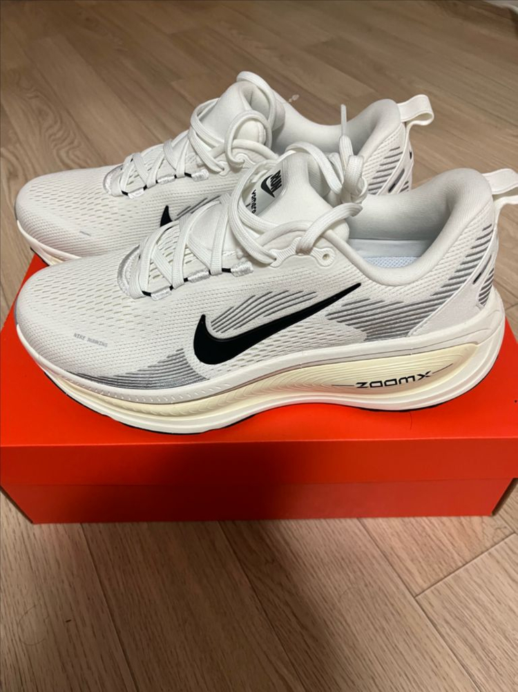 나이키 보메로 18 흰색 255mm 새상품--1