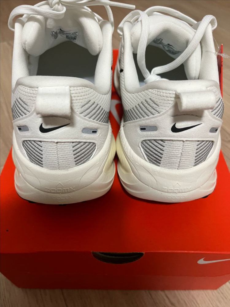 나이키 보메로 18 흰색 255mm 새상품--3