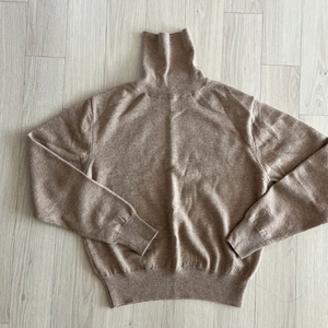 공드린 g라벨 터틀넥 니트 이미지