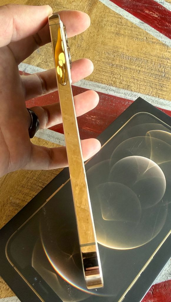 아이폰12 프로맥스 골드 512GB S급 박스풀 + 액세서리 판매해요!--2