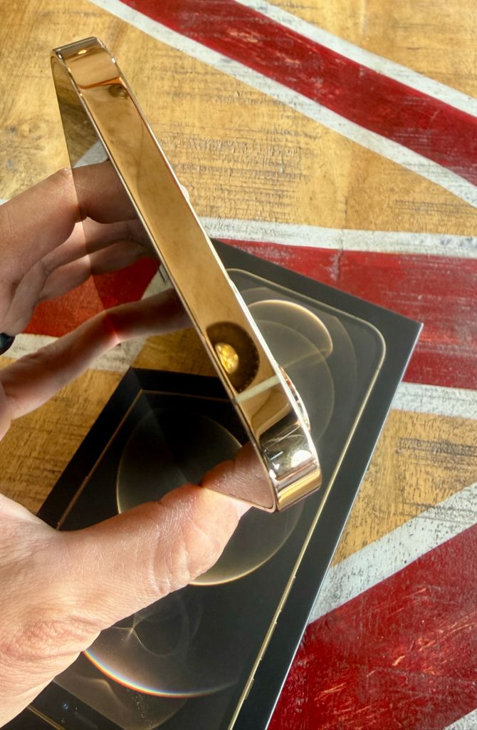 아이폰12 프로맥스 골드 512GB S급 박스풀 + 액세서리 판매해요!--4