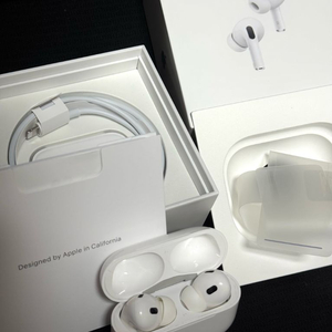 에어팟 프로2 + 메종키츠네 케이스 이미지