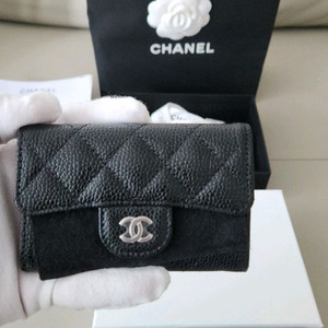 샤넬 클래식 카드 홀더 실버 메탈 블랙