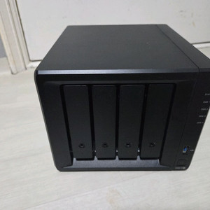 시놀로지 DS918+ 판매합니다 메모리 추가 총 8기가