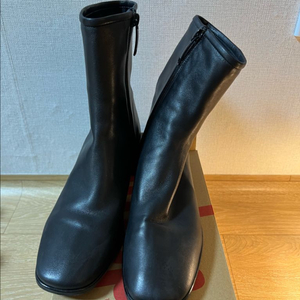 슈콤마보니 블랙 레더 앵클부츠