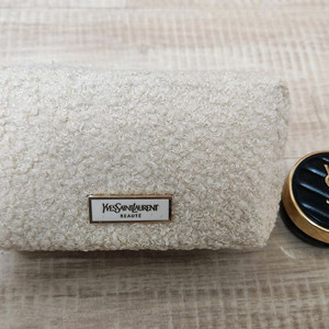 입생로랑 파우치와 엉크르드뽀 미니쿠션 팝니다