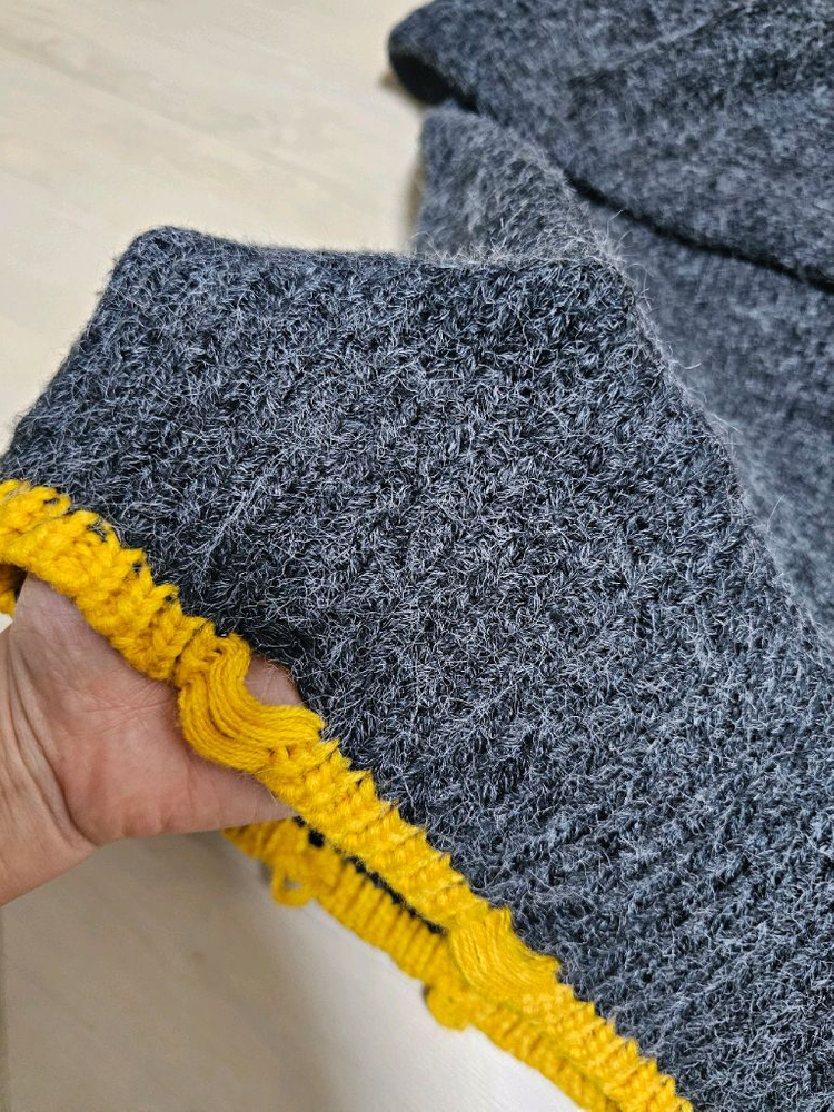 MORI 회색 V넥 줄무늬 니트(오프숄더겸용)--3