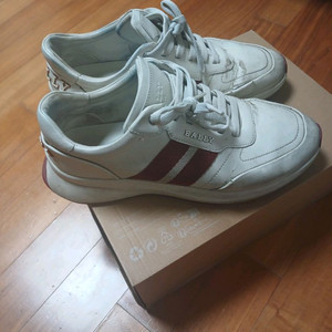 발리 화이트 스니커즈 275