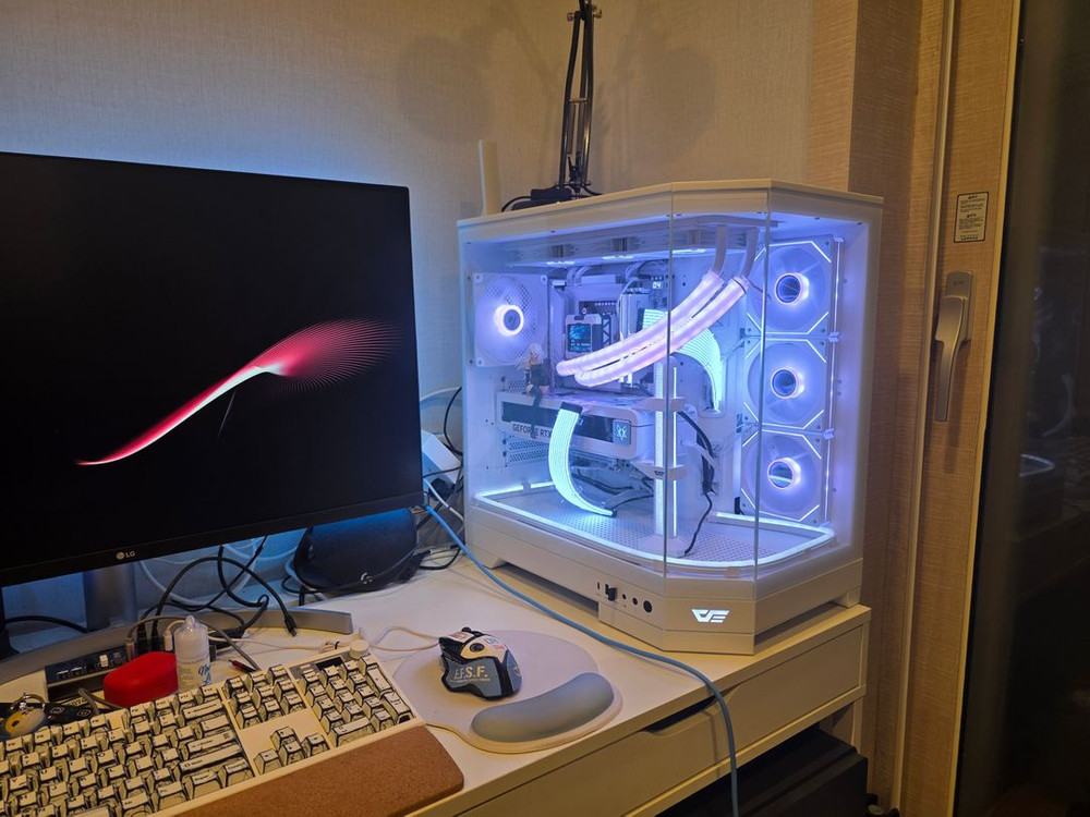 올화이트 초고사양 PC 조립컴퓨터 (울트라9 285k / RTX 5080 / 64GB / 2TB)--1